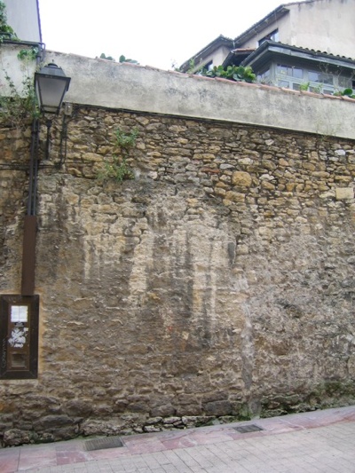 Fragmento de muro, de más de 2 m de anchura, posible resto de la “puerta vieja de La Viña”.