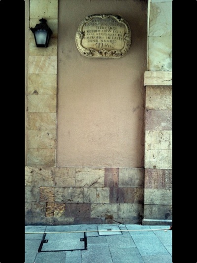 Cartela alusiva a la restauración de las Casas Consistoriales de Oviedo en 1780, situada en la muralla de Alfonso X.
