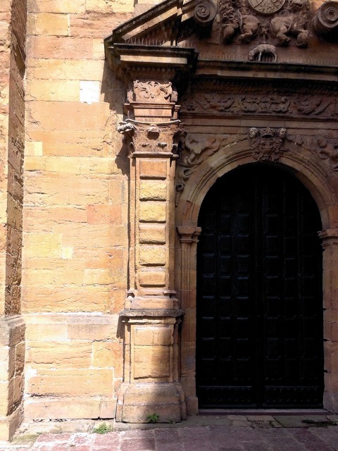 Vista de la portada de la actual Capilla de Santa María del Rey Casto.