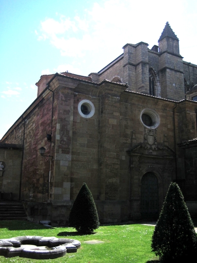 Evolución histórico-constructiva de Santa María de Oviedo.