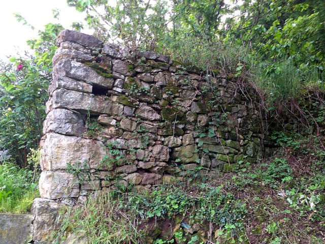 Villa de Bendones. Posible muro medieval. Alzado desde el SE.