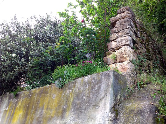 Villa de Bendones. Posible muro medieval. Esquinal NO.