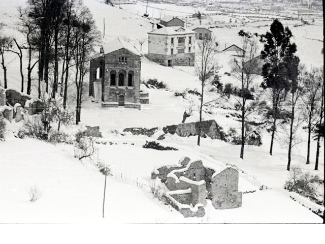 Monte Naranco. Villa de Linio. Ruinas de probables edificios del conjunto edilicio de Ramiro I. Archivo Municipal de Oviedo. Colección Armán